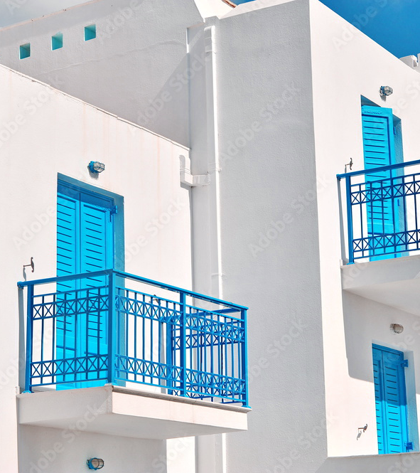 Maison blanche et bleu ciel